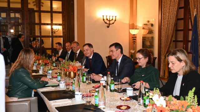 El presidente del Gobierno, Pedro Sánchez, en Jerusalén este jueves reunido con la directora de la Comisión de víctimas de Hamás, Cochav Elkayam Levy.