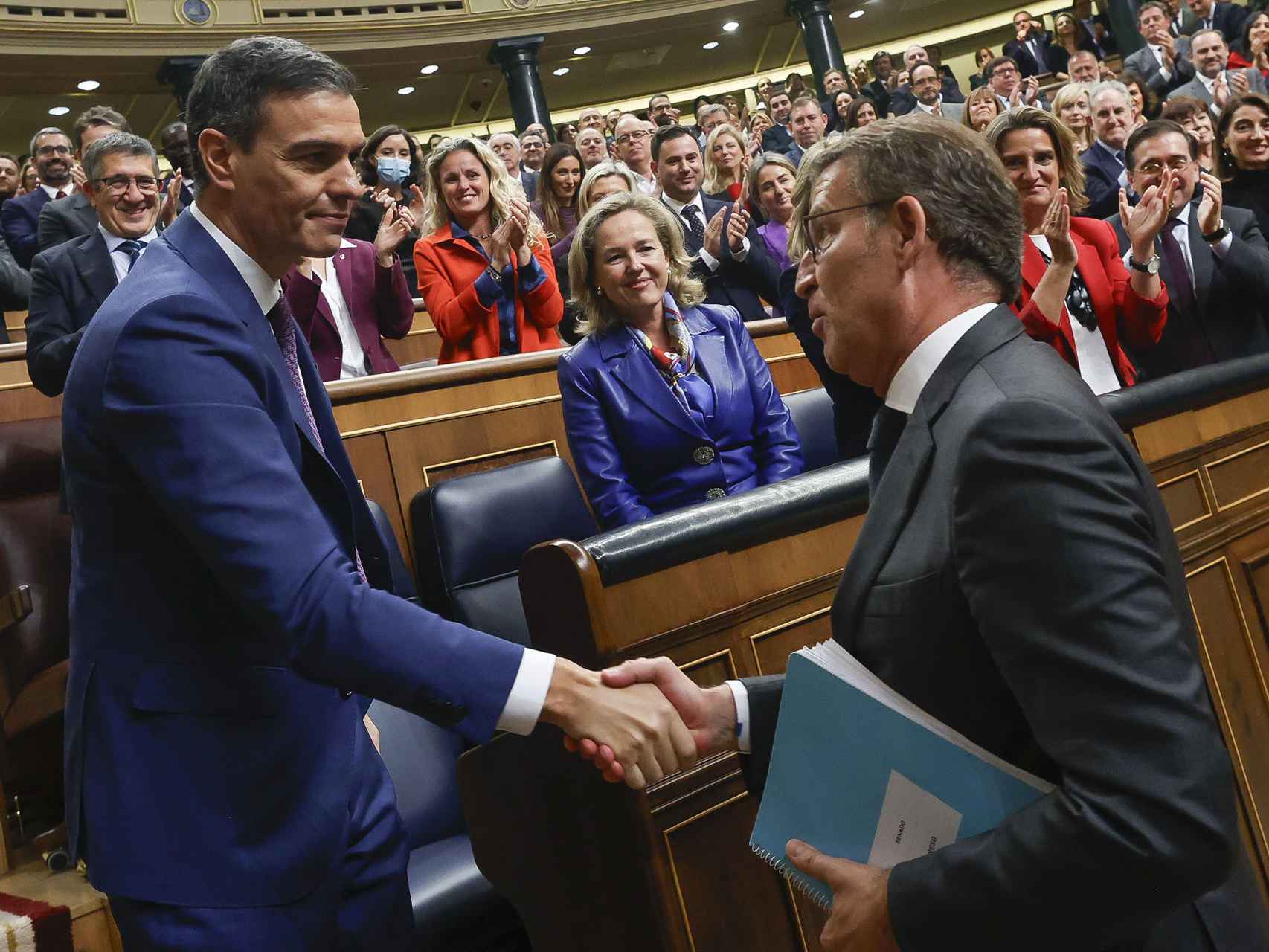 Feijóo felicita a Sánchez, tras la sesión de investidura que devolvía al líder socialista a la Moncloa.