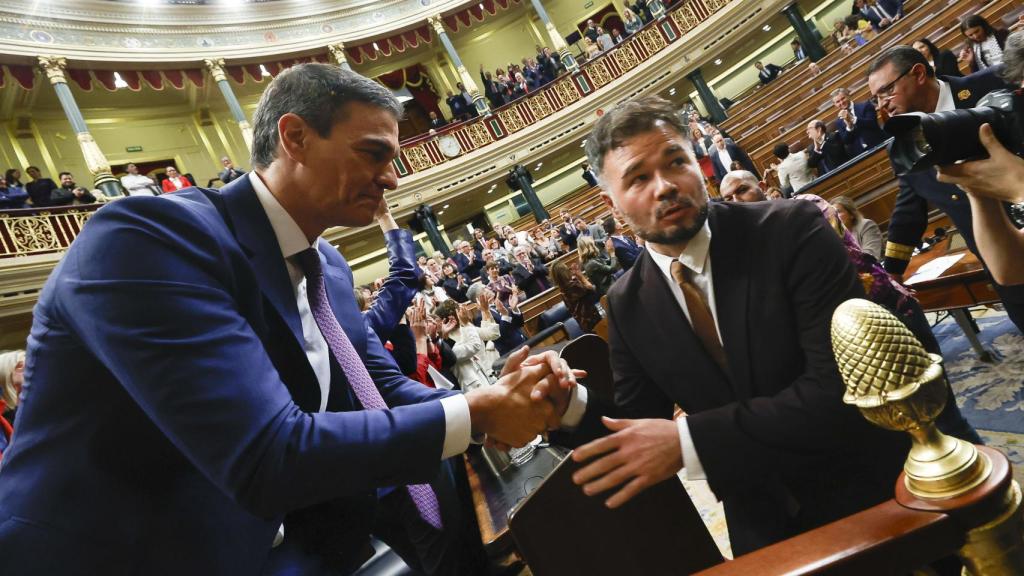 Gabriel Rufián, portavoz de ERC en el Congreso, felicita a Pedro Sánchez tras su investidura.
