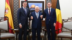 Pedro Sánchez,  el presidente de la Autoridad Nacional de Palestina, Mahmud Abás, y el primer ministro de Bélgica, Alexander De Croo, este jueves en Ramallah.