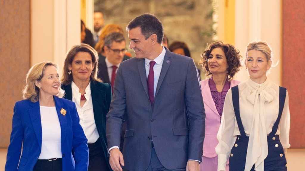 I-D: La vicepresidenta primera, Nadia Calviño; la vicepresidenta tercera, Teresa Ribera; el presidente del Gobierno, Pedro Sánchez; la vicepresidenta cuarta, María Jesús Montero; y la vicepresidenta segunda, Yolanda Díaz.