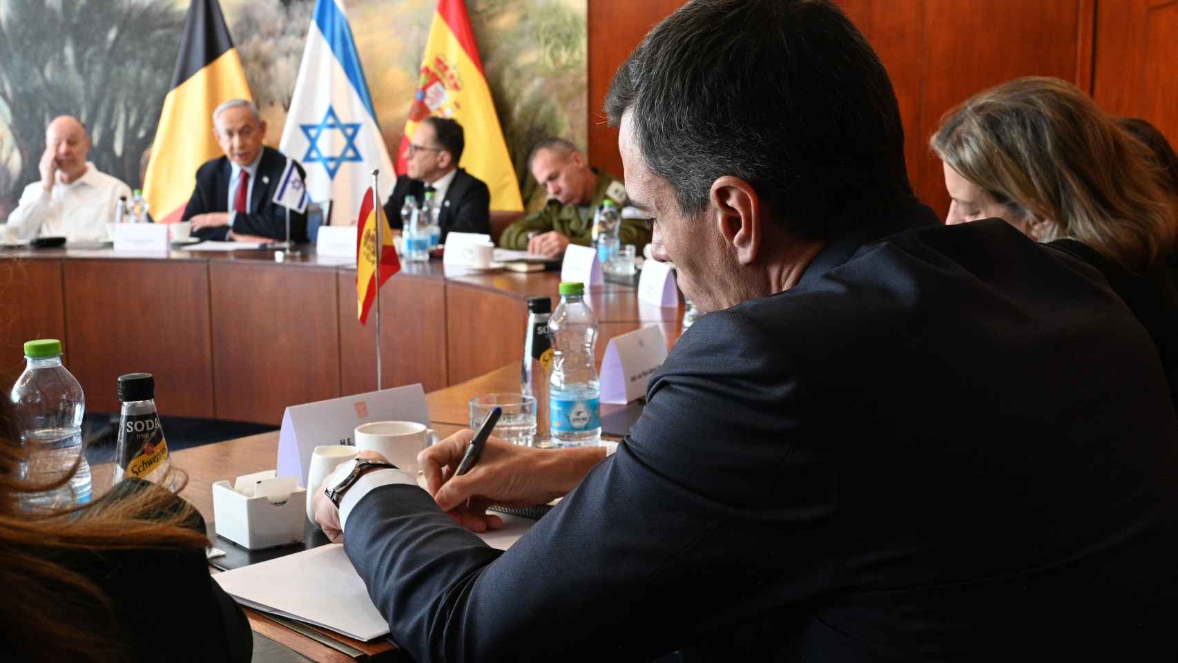 Benjamin Netanyahu, primer ministro israelí, se dirige a Pedro Sánchez en su reunión de Jerusalén.