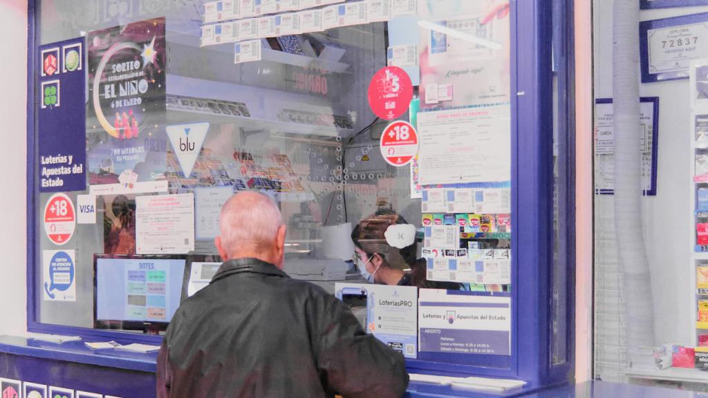 Un hombre acude a una administración de Lotería a comprar cupones.
