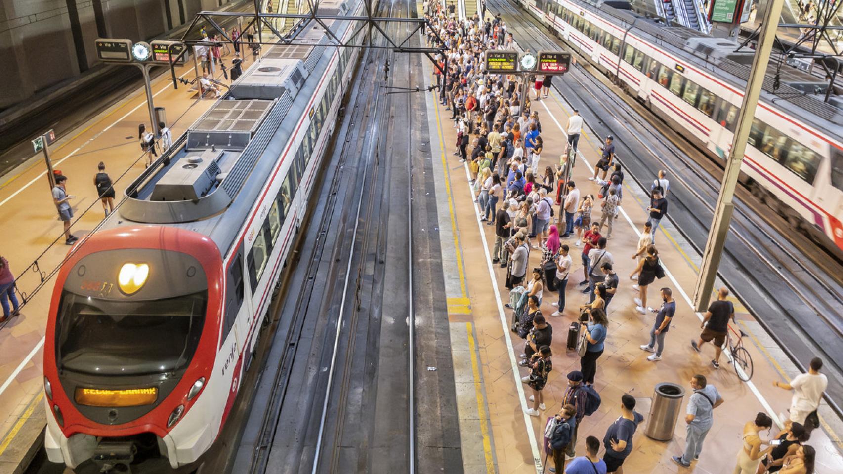 Huelga de Renfe y Adif en Madrid: horarios y servicios mínimos de los trenes de Cercanías para este viernes.