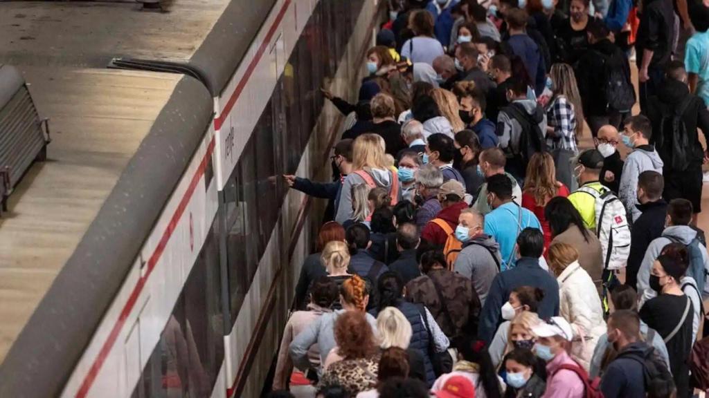 Imagen de pasajeros de Renfe subiendo a un tren.