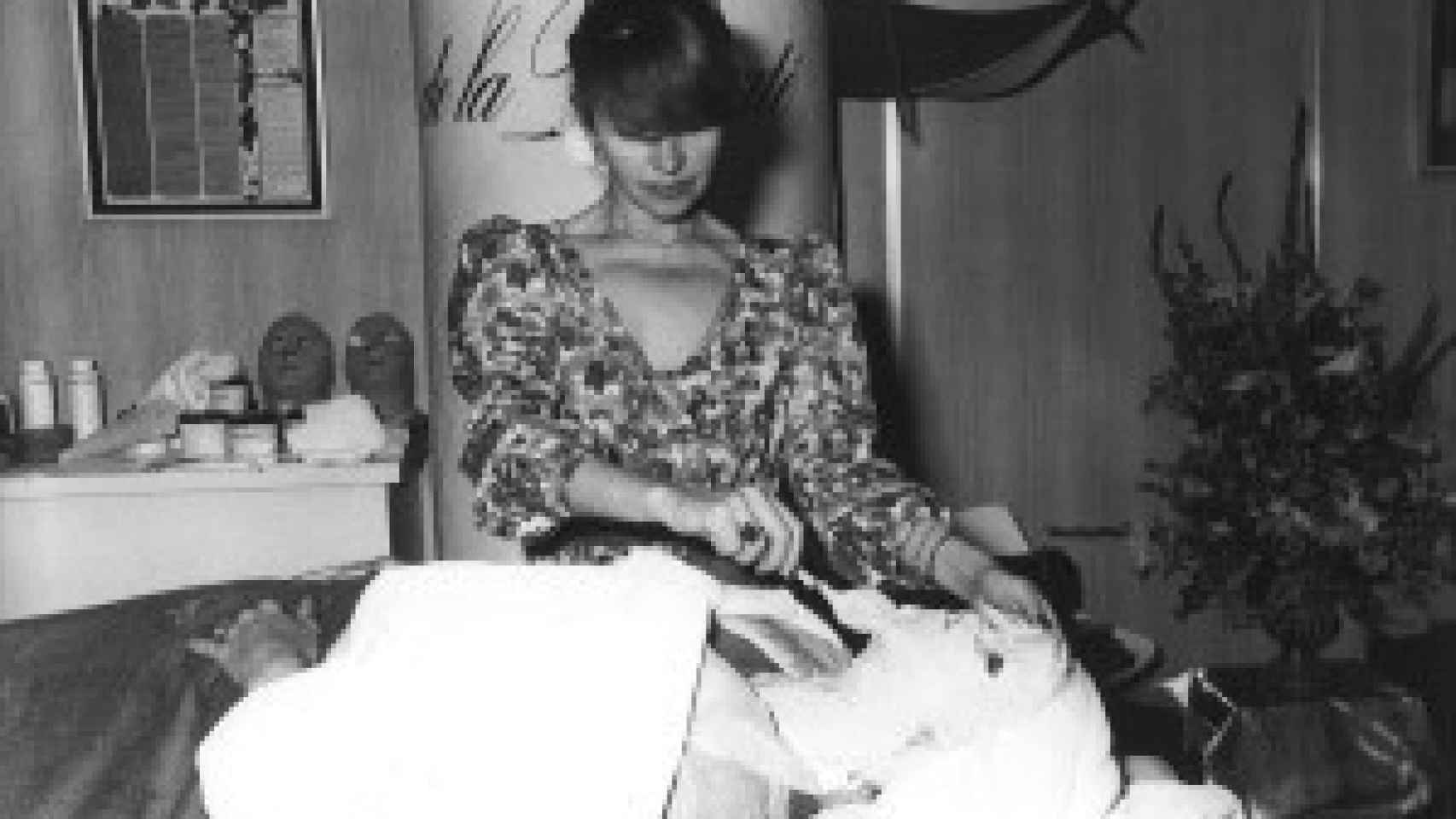 Maria Galland aplicando un tratamiento en una cabina .