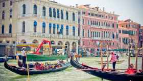 Imagen de varias góndolas en Venecia