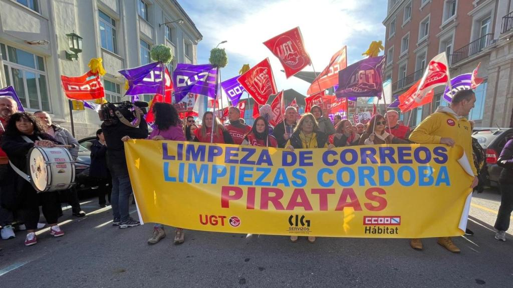 Manifestación del personal de limpieza de Correos en A Coruña.