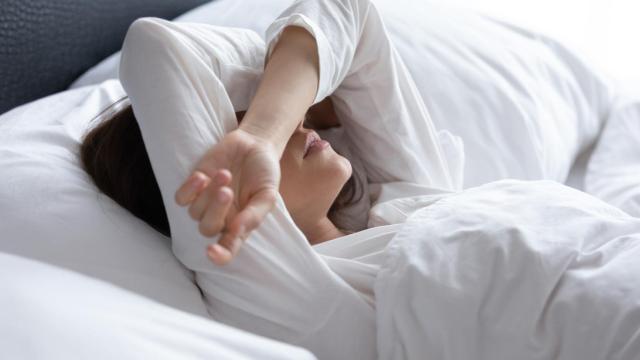 Mujer joven que sufre de insomnio.