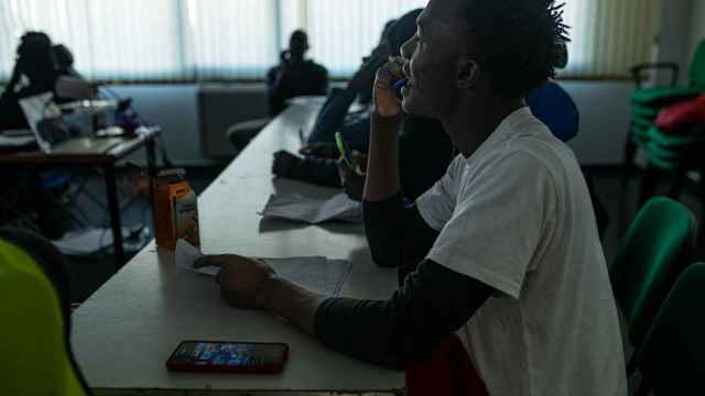 Los migrantes acogidos en Sanxenxo (Pontevedra) en clases de español.