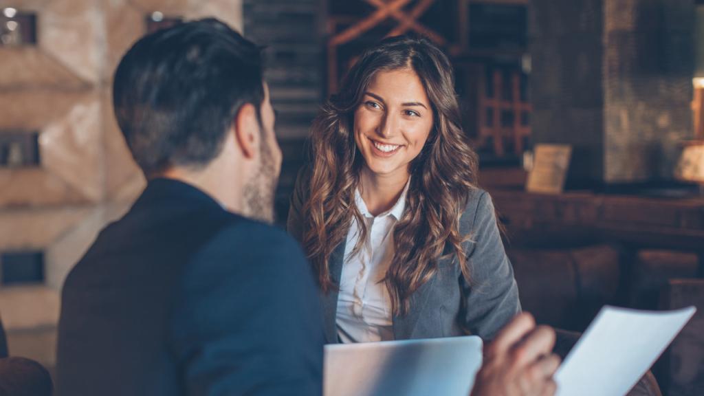 Un hombre y una mujer conversando.