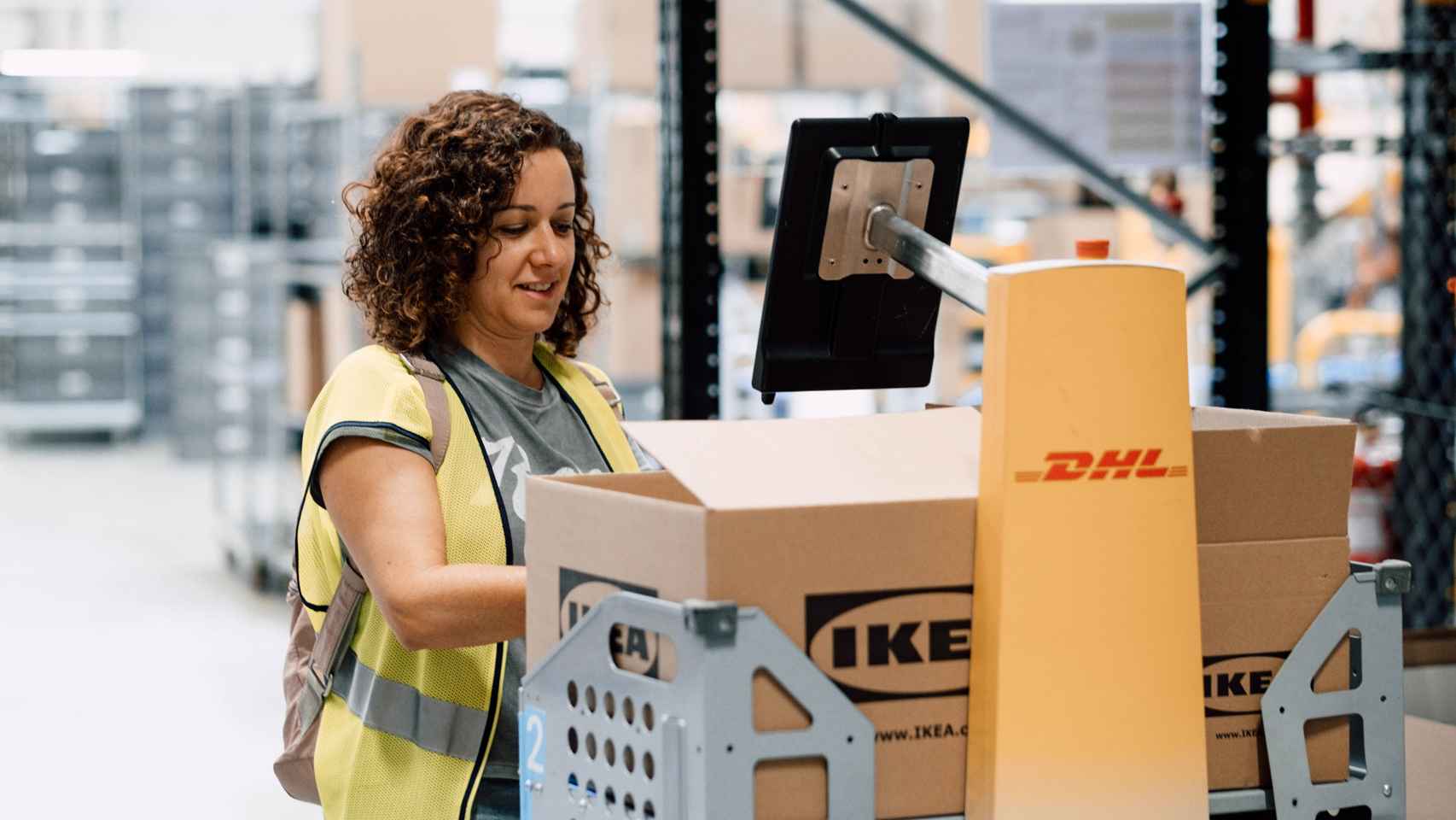 La redactora jefa de D+I, Noelia Hernández, comprobando cómo funcionan los robots de Locus Robotics en el centro logístico de Ikea en Illescas.