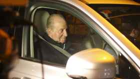 El emérito Juan Carlos I saliendo de la casa de Pedro Campos, este pasado jueves, 23, por la noche.