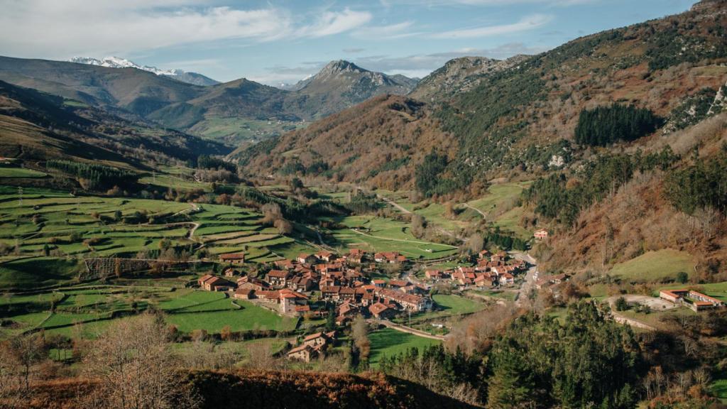 Este pueblo cántabro tiene menos de 70 habitantes y es perfecto para una escapada navideña a la montaña