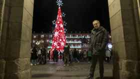 El diseñador gallego y al fondo, el árbol de Navidad de la Plaza Mayor.