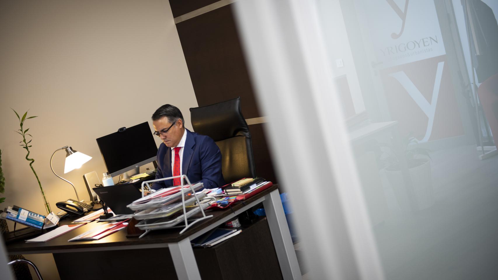 El abogado Miguel Pérez de Yrigoyen, que ha trabajado por el turno de oficio,  en su despacho.