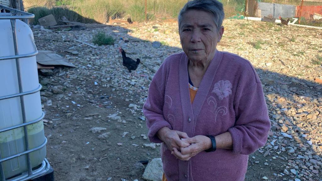 Lorenza, en el gallinero de la finca.