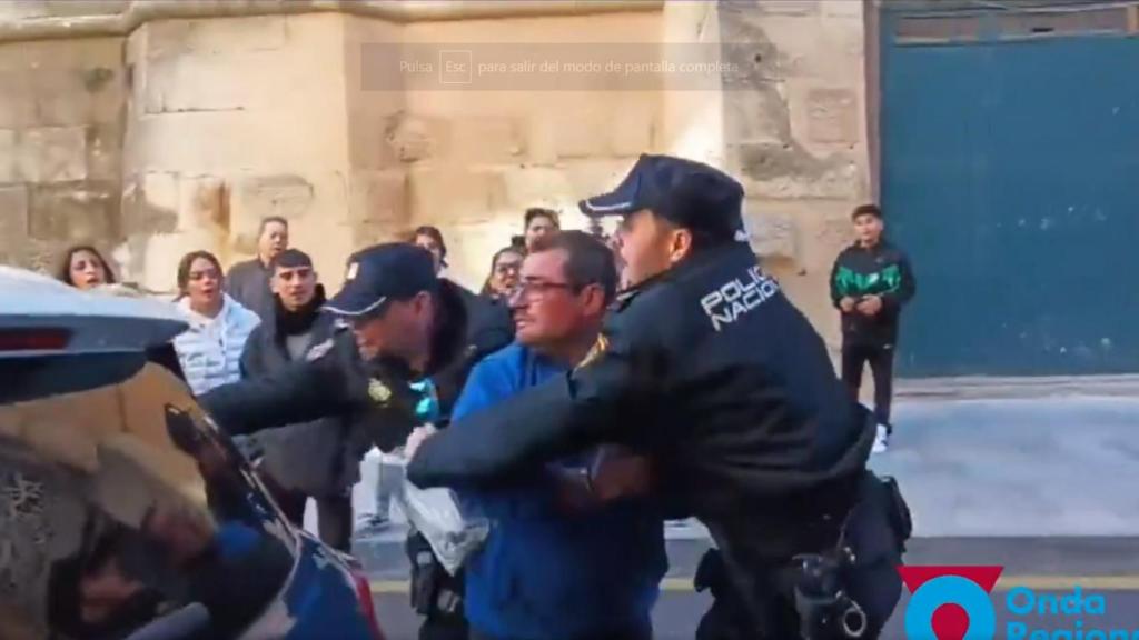 Uno de los detenidos, este viernes, siendo zarandeado por los vecinos que querían pegarle antes de entrar a los juzgados de Yecla.