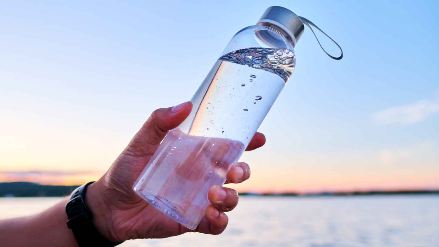 La novedoso invento que convierte el agua del mar en agua potable de botella