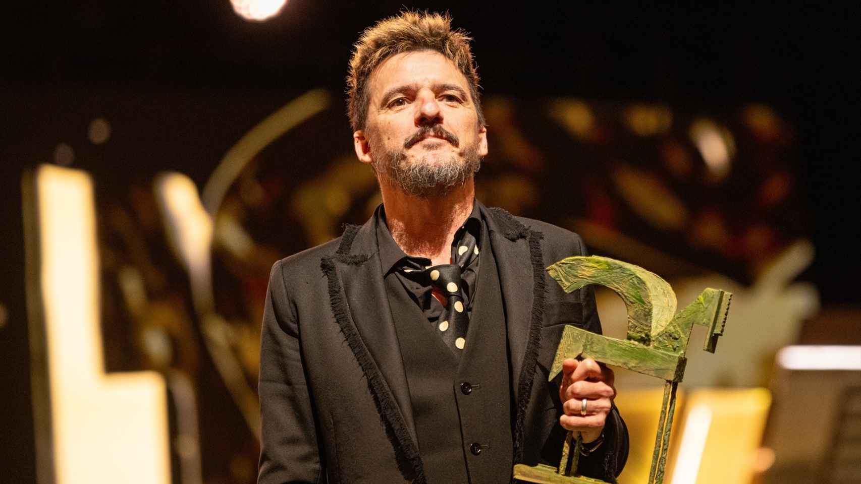 El cantante Coque Malla recoge un premio durante la gala de entrega de los Premios Ondas 2023, en el Gran Teatre del Liceu, a 22 de noviembre de 2023, en Barcelona, Catalunya.