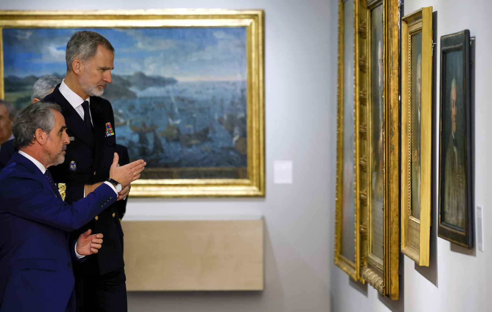Felipe VI y el comisario de la exposición, observando un cuadro.