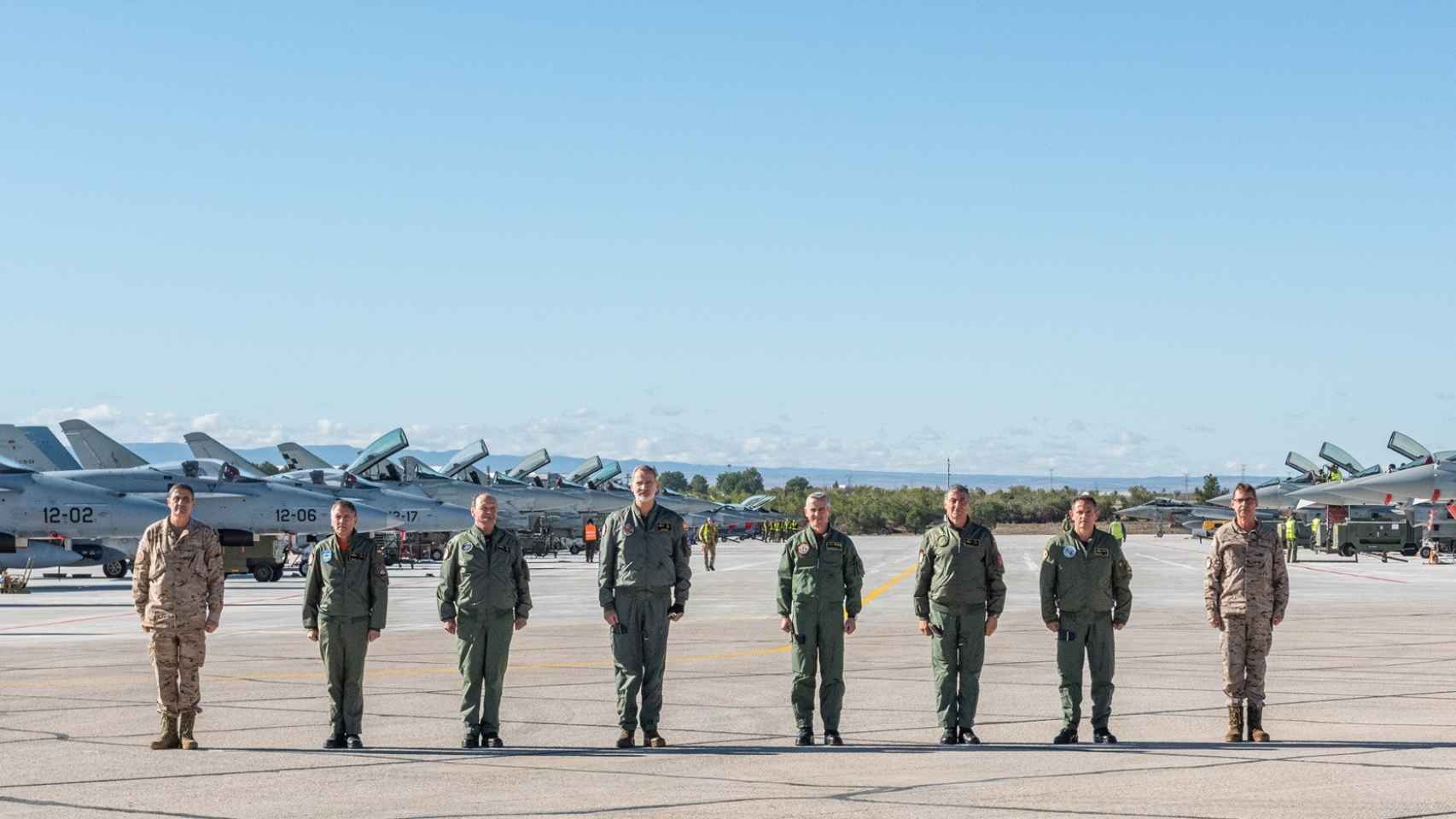 El Rey Felipe VI (4i) durante una visita al ‘Tactical Leadership Programme’ (TLP) y las instalaciones de la Maestranza Aérea de Albacete (MAESAL), en la Base Aérea de Los Llanos, a 22 de noviembre de 2023, en Albacete, Castilla-La Mancha (España).