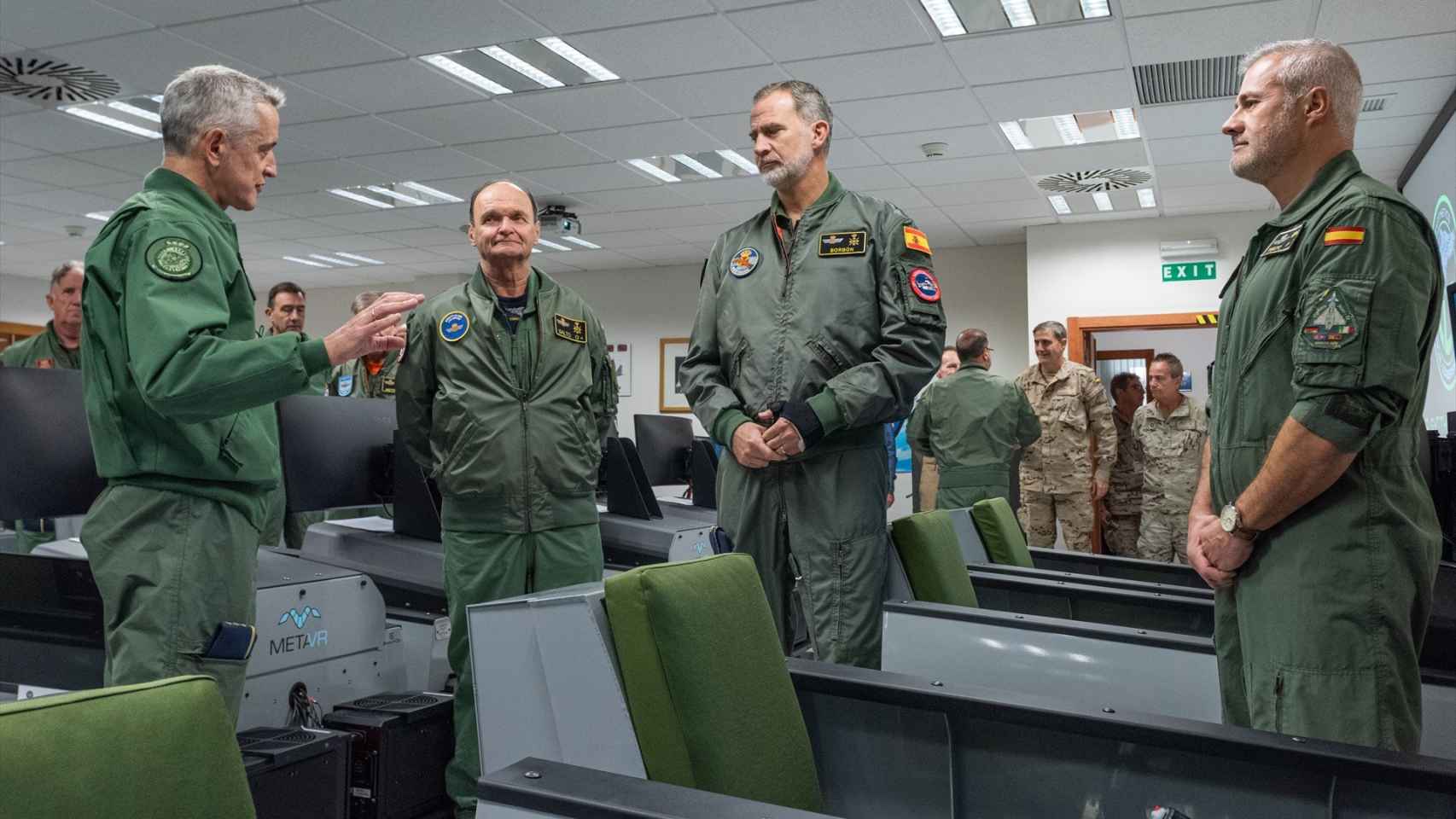 El Rey Felipe VI (2d) durante una visita al ‘Tactical Leadership Programme’ (TLP) y las instalaciones de la Maestranza Aérea de Albacete (MAESAL), en la Base Aérea de Los Llanos, a 22 de noviembre de 2023, en Albacete, Castilla-La Mancha.