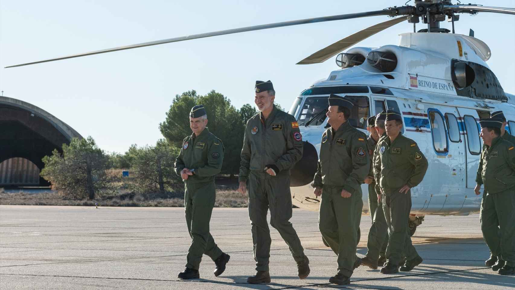 El Rey Felipe VI (2i) a su llegada durante una visita al ‘Tactical Leadership Programme’ (TLP) y las instalaciones de la Maestranza Aérea de Albacete (MAESAL)
