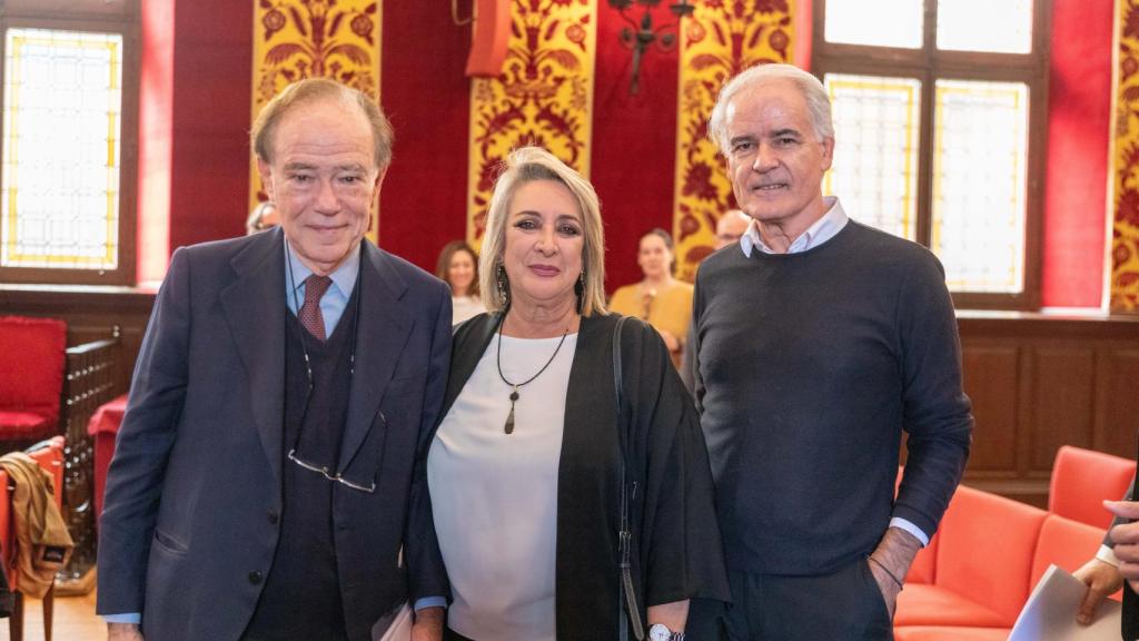 Esther Esteban junto a Gregorio Marañón, presidente de honor de la Fundación y vocal del consejo de EL ESPAÑOL, y César García, director general de EL ESPAÑOL - EL DIGITAL CLM. Foto: Javier Longobardo.