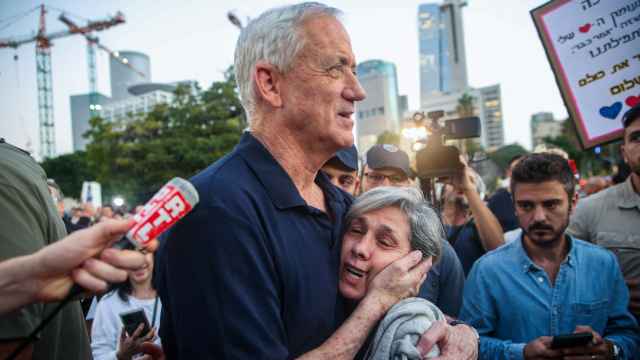 Gantz abraza a una mujer que espera la liberación de los rehenes.