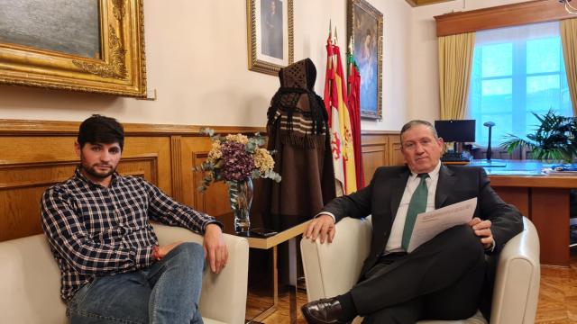 El presidente de la Diputación de Zamora, Javier Faúndez Domínguez, ha mantenido esta tarde una reunión urgente con el alcalde del Ayuntamiento de Rabanales, Santiago Moral Matellán