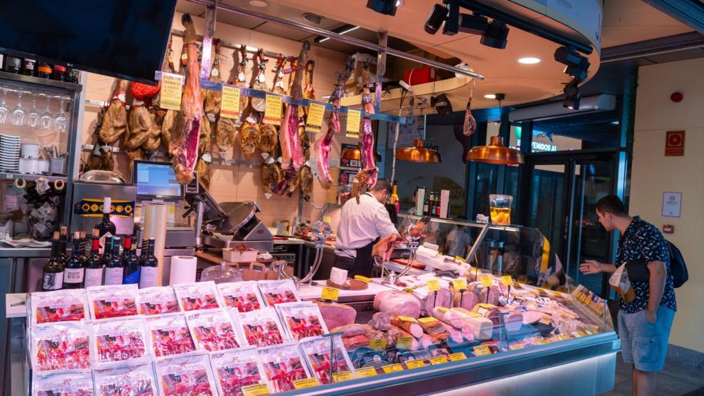 Puestos de alimentos en el Mercado de la Encarnación, en Sevilla.