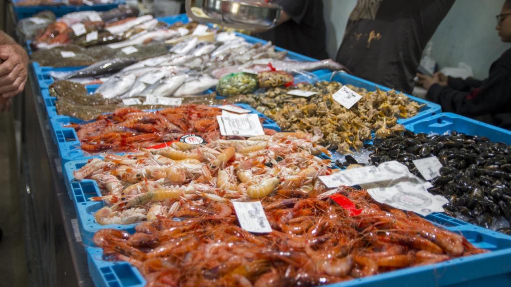 Una pescadería con distintos tipos de marisco.