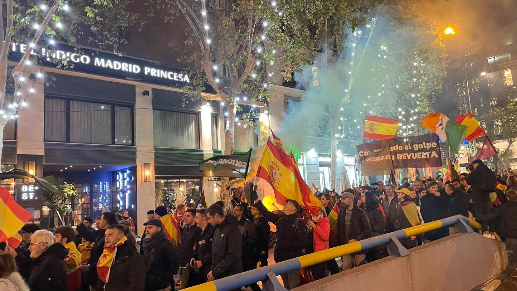 Manifestantes convocados por Solidaridad bajan por la calle Marqués de Urquijo.