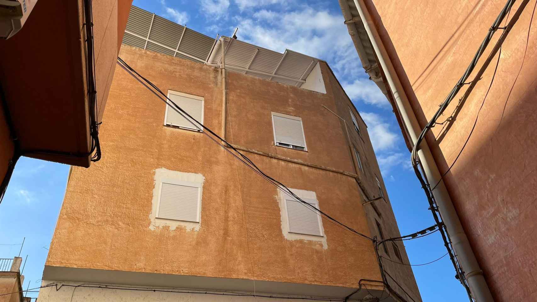 El edificio donde residió la pareja en Lanjarón, una de las dos viviendas que registró la Policía.