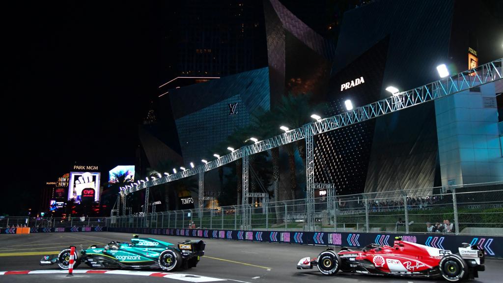 Fernando Alonso y Carlos Sainz, durante el GP de Las Vegas