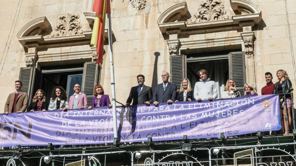 El balcón del Ayuntamiento de Alicante.