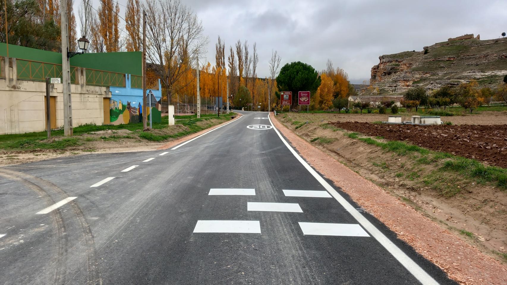 Imagen de la carretera que une Montejo de la Vega de la Serrezuela con la A-1.