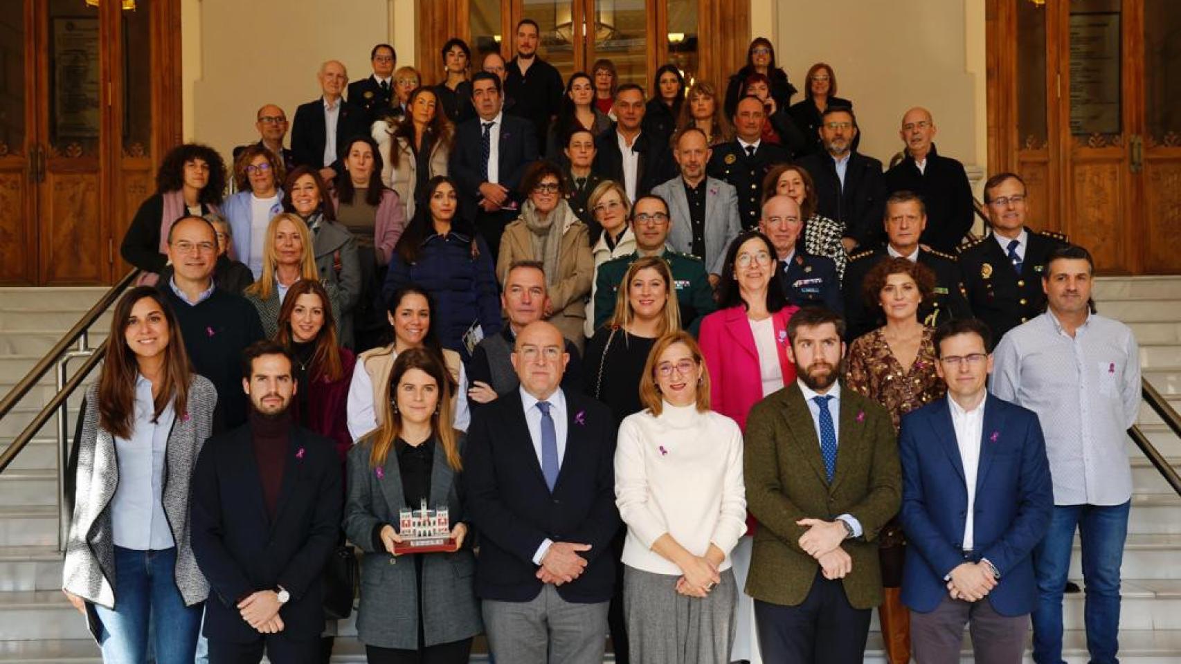 El acalde de Valladolid, Jesús Julio Carnero, junto al resto de la corporación municipal y asistentes al acto conmemorativo del 25-N