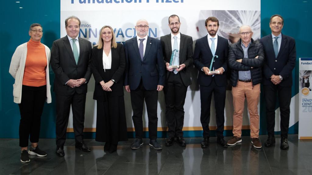 De izq. a dcha. Marta Alarcón, subdirectora del Genyo; Sergio Rodríguez, presidente Fundación Pfizer; Marifrán Carazo, alcaldesa de Granada; Isaac Túnez, secretario general I+D+i de la Junta de Andalucía; Juan José Garcés, investigador premiado; Adriá Cañellas, investigador premiado; Enrique Herrera, vicerrector de Investigación de la Universidad de Granada; Juan Antonio Lorente, director Científico del Genyo.