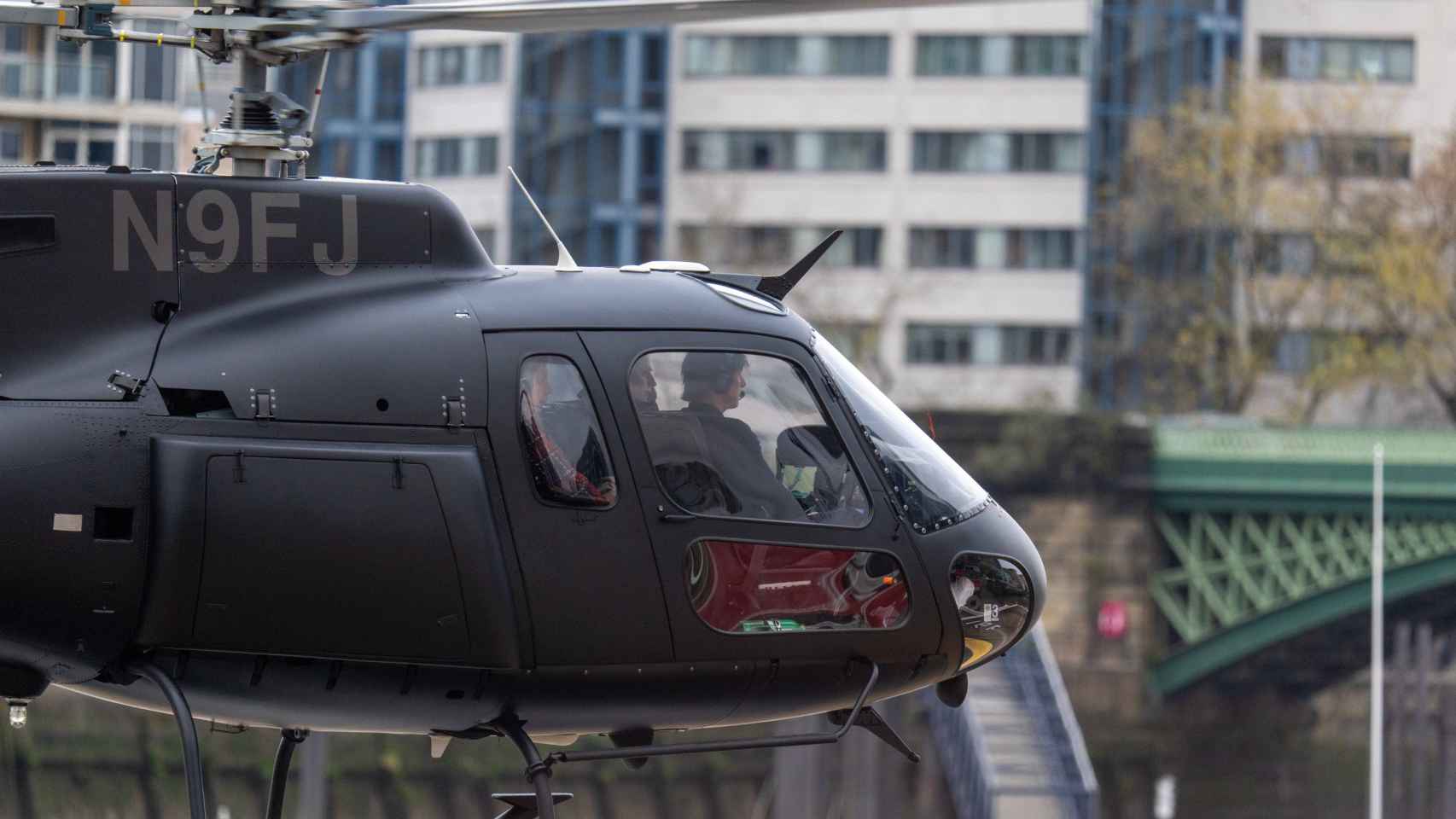 Tom Cruise pilotando un helicóptero.