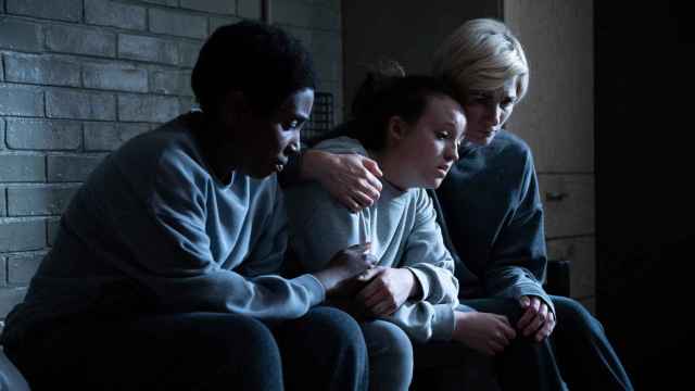 Abi (Tamara Lawrance), Kelsey (Bella Ramsey) y Orla (Jodie Whittaker), las protagonistas de la segunda temporada de 'Condena'
