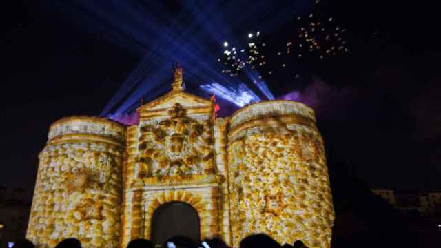 La Puerta de Bisagra de Toledo iluminada durante un espectáculo navideño.