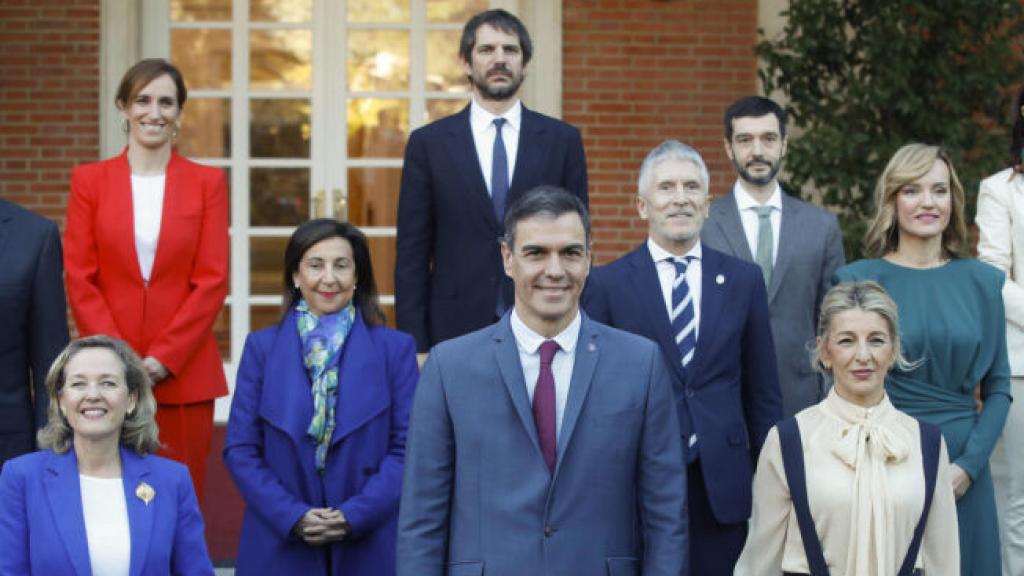 Sánchez, al frente de su nuevo Gobierno, el miércoles en la Moncloa.