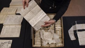 Una conservadora de los Archivos Nacionales de Reino Unido muestra una carta enviada desde Lima a bordo de 'La Perla' que fue interceptada por los ingleses.