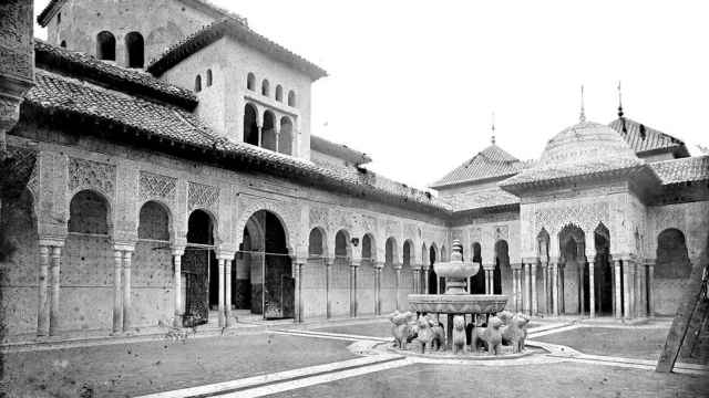 El patio de los Leones de la Alhambra en una foto de Jean Laurent tomada entre 1860 y 1886.