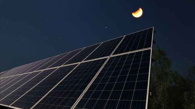 Paneles solares por la noche.