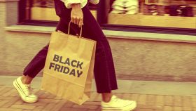 Una persona compra durante el Black Friday