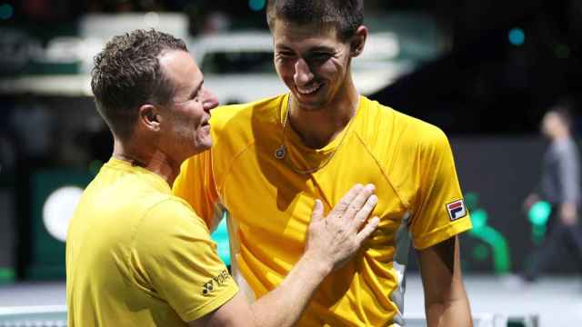 Lleyton Hewitt y Alexei Popyri celebran una victoria en la Copa Davis.
