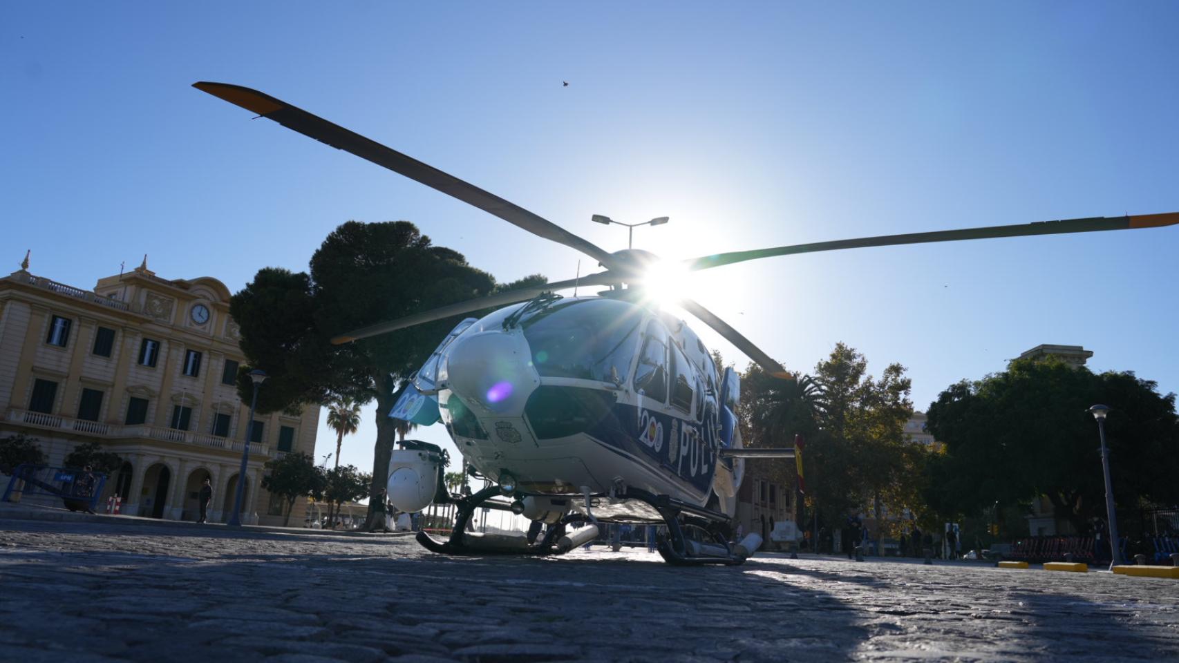 Uno de los helicópteros que se están exponiendo en el Puerto de Málaga.